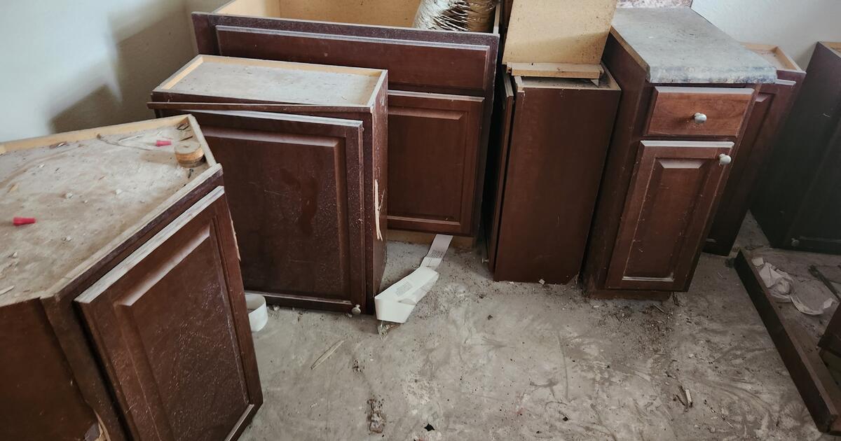 Free Set Of Kitchen for Free in St. Petersburg, FL For Sale