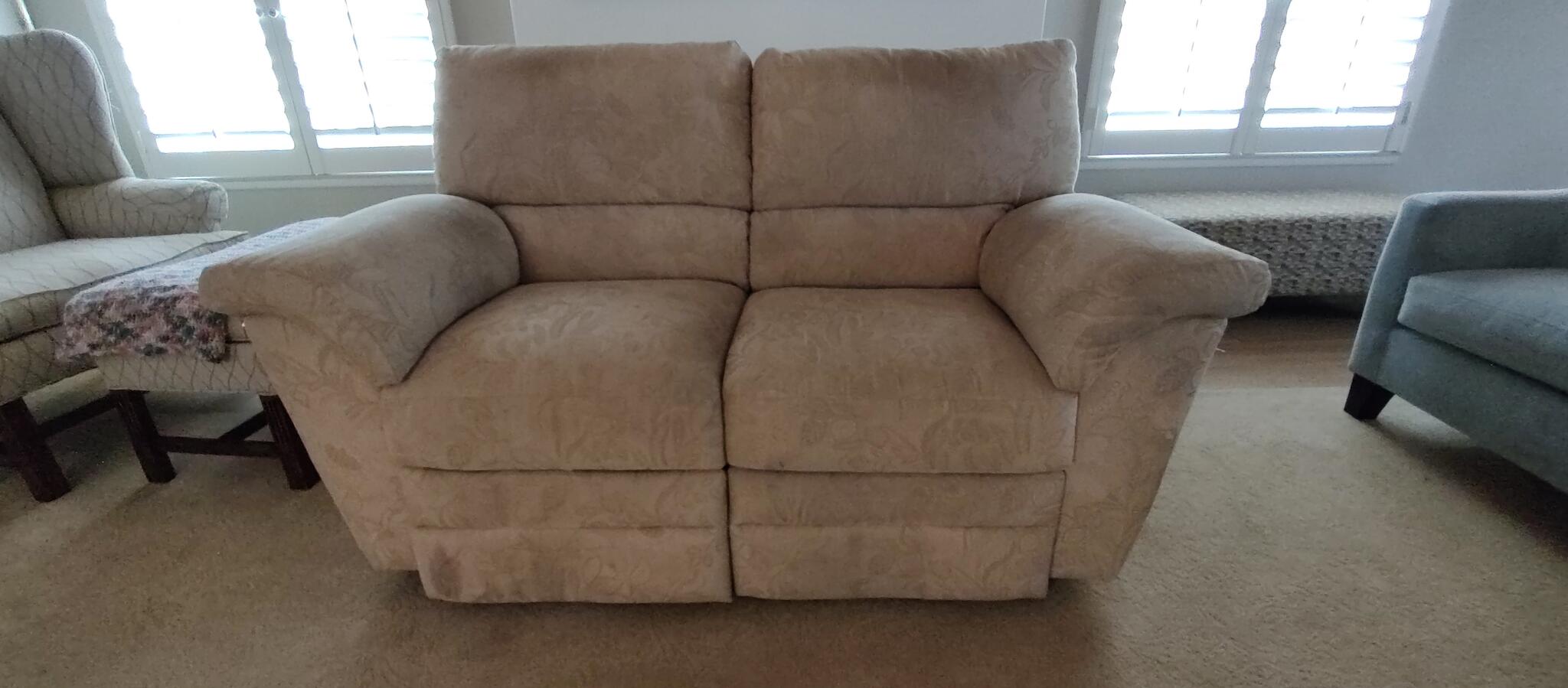 LazyBoy Wall Hugger Reclining Powered Love Seat for 150 in Santa Maria