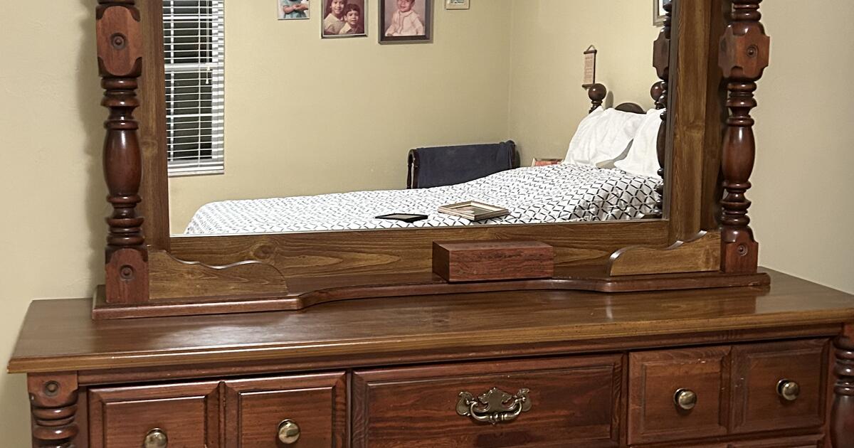 Bedroom furniture in very good conition for 370 in Tallahassee, FL