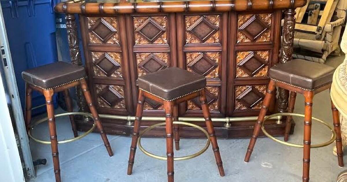 Custom wood bar with. 3 stools MUST SEE for 900 in Myrtle Beach, SC