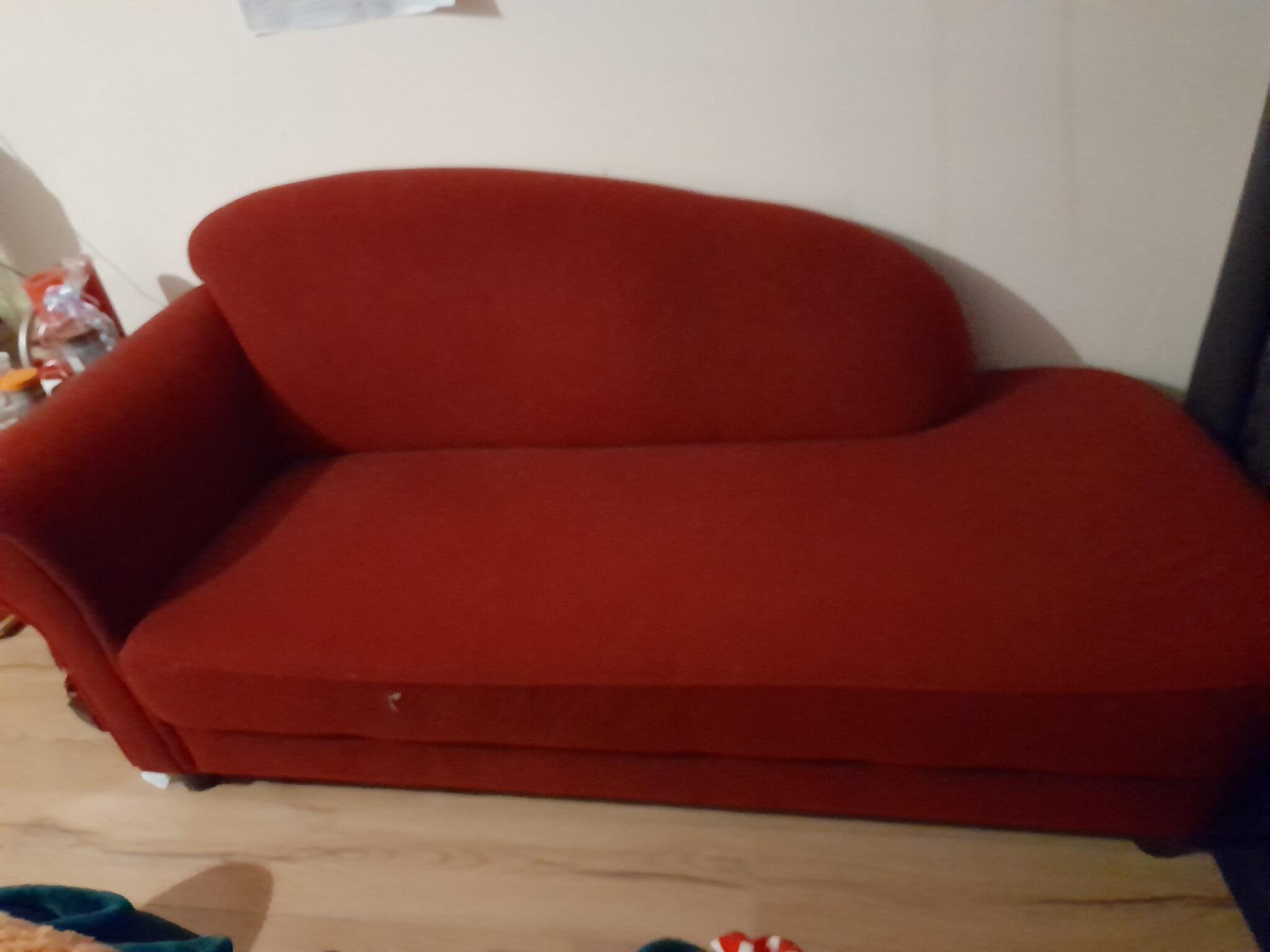 zaterdag maart Verscherpen Rode Sofa/bank Voor 25 € In Leiden, ZH | Gratis/Te Koop — Nextdoor