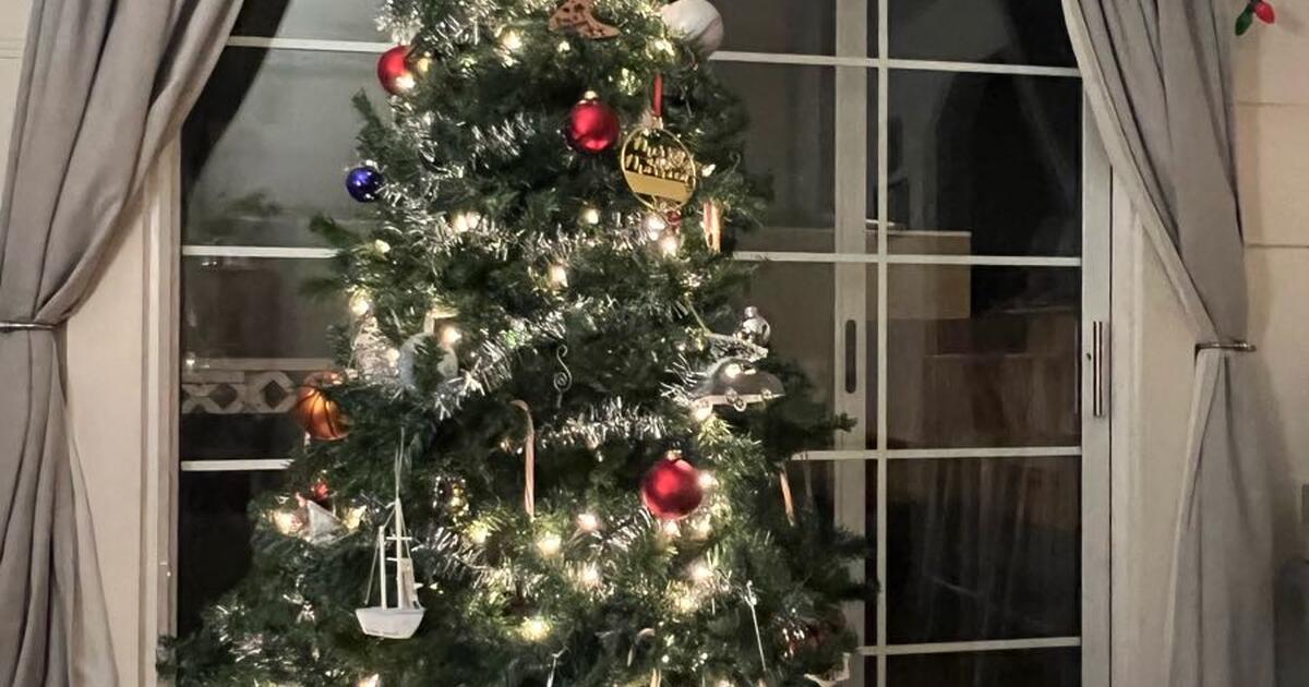 6’ Artificial Christmas Tree for Free in Lambertville, NJ For Sale