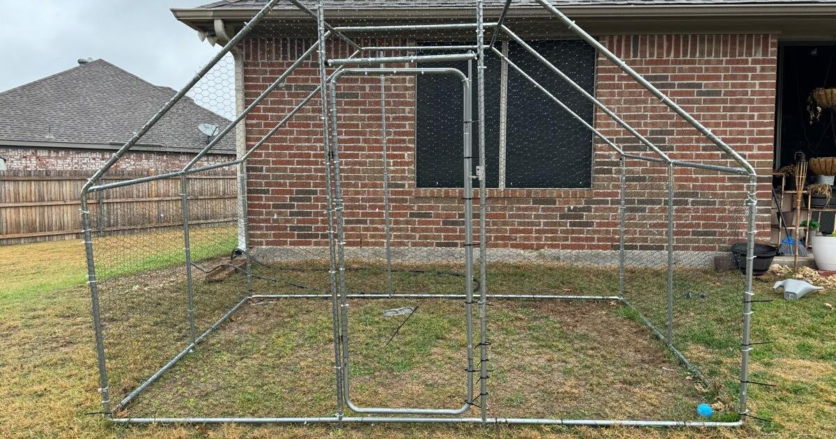 Dog run or chicken coop for 40 in Granbury, TX For Sale & Free