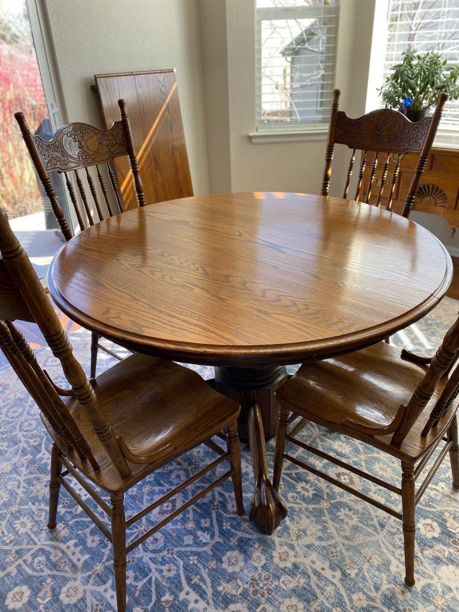 Moving Dining room table and chairs for 190 in Aurora, CO For Sale