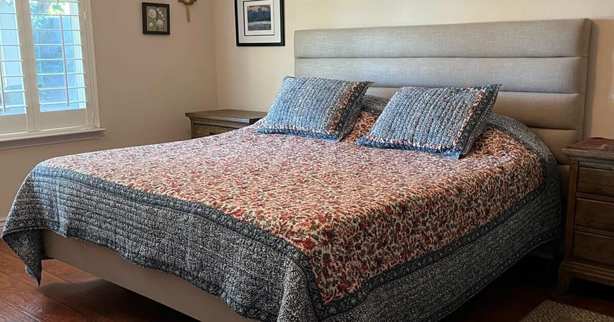 Sleep Number (King) Flextop i8 360 Smart Bed. Bluetooth compatible. Horizontal Channel Headboard