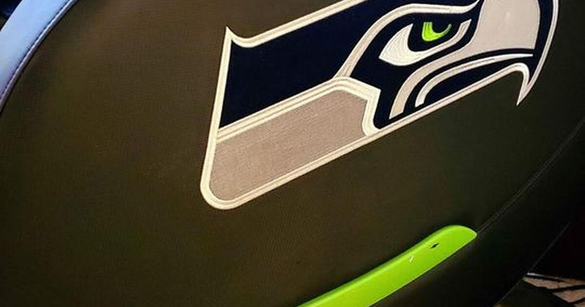 Seahawk full body Shiatsu massage chair for 900 in Mountlake Terrace