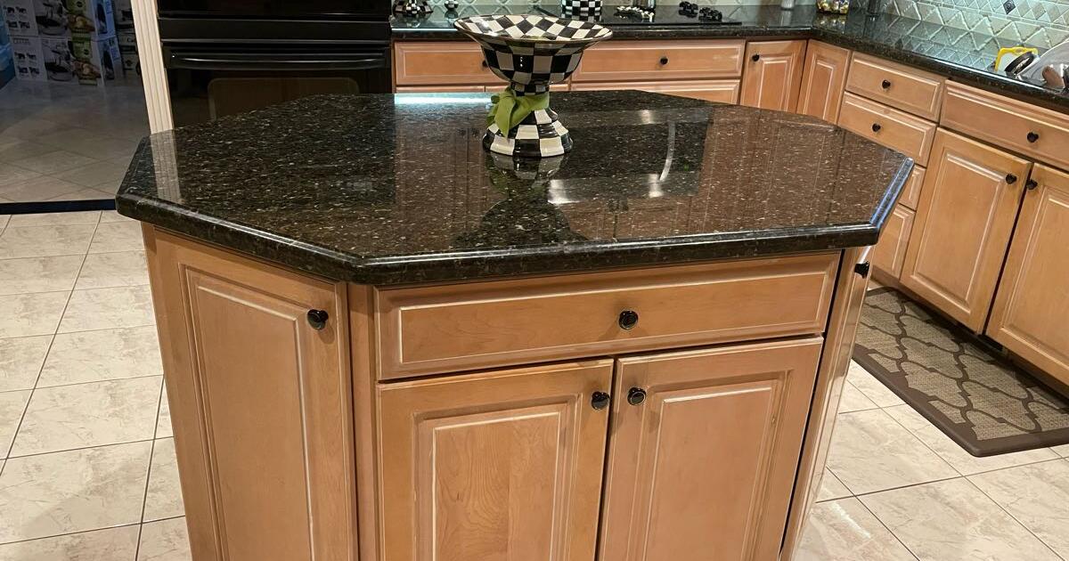 Kraftmaid solid maple custom + appliances for 3920 in