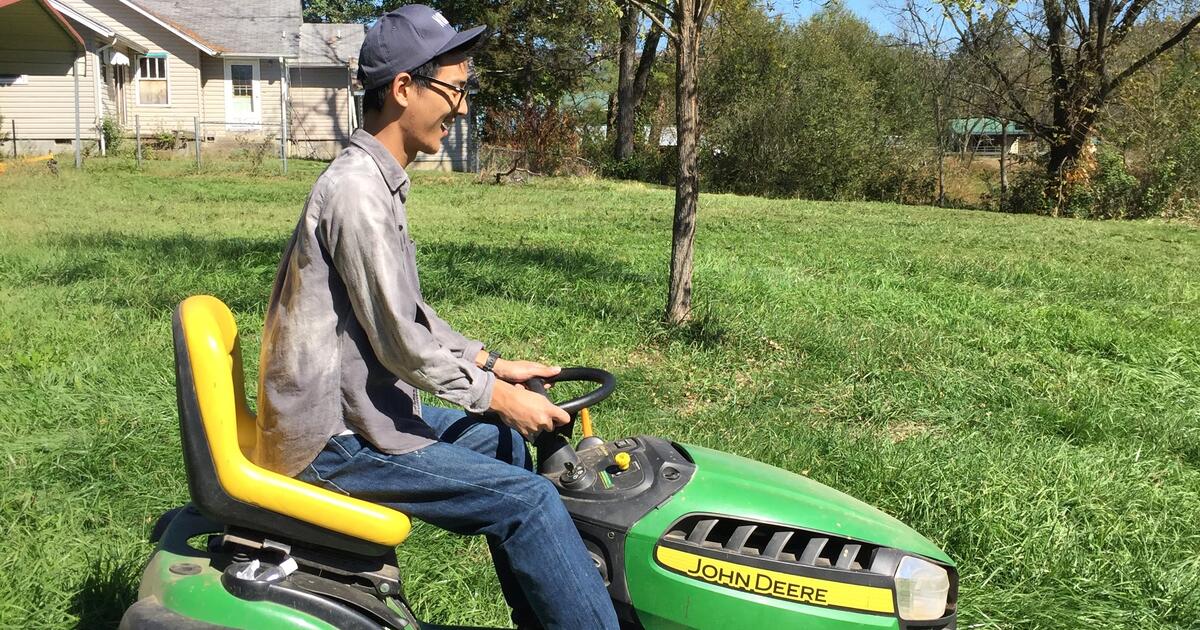 John Deere D140 lawn tractor for 100 in Greensboro, NC For Sale