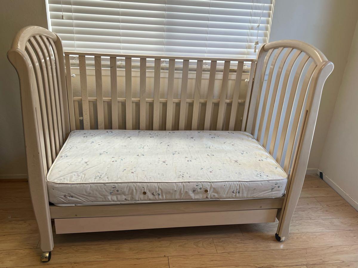 Bellini crib outlet with drawer