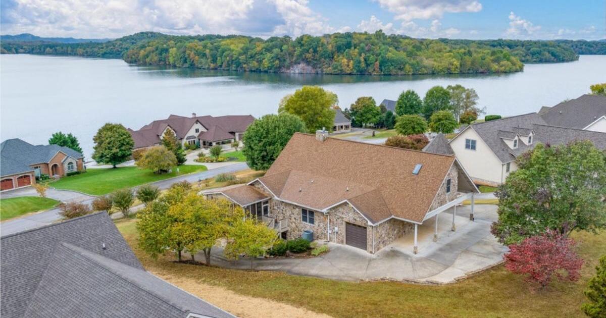 Lake view home for sale on Tellico Lake for 930000 in Loudon, TN For