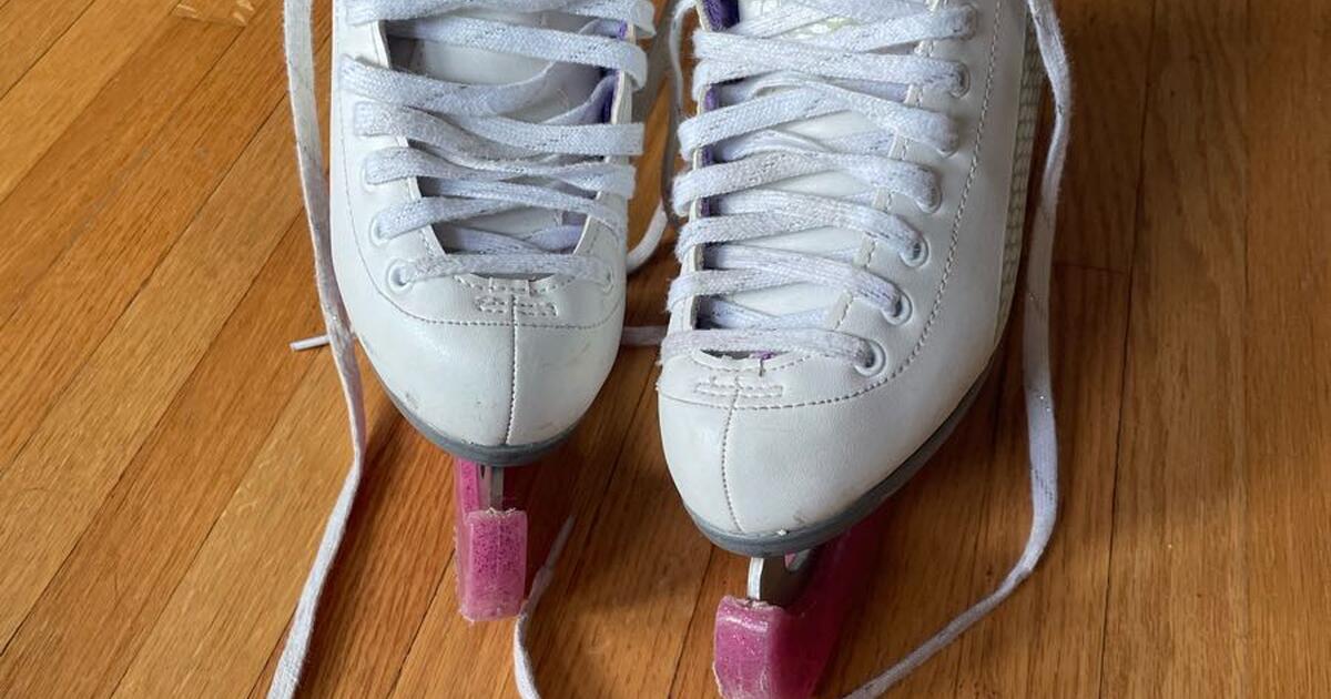 Riedell Sparkle Ice Skates Size 4 Violet Blade Guard included for