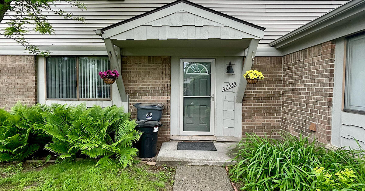 Spacious, updated condo for rent in Chelsea Crossing for 2200 in Southfield, MI For Sale