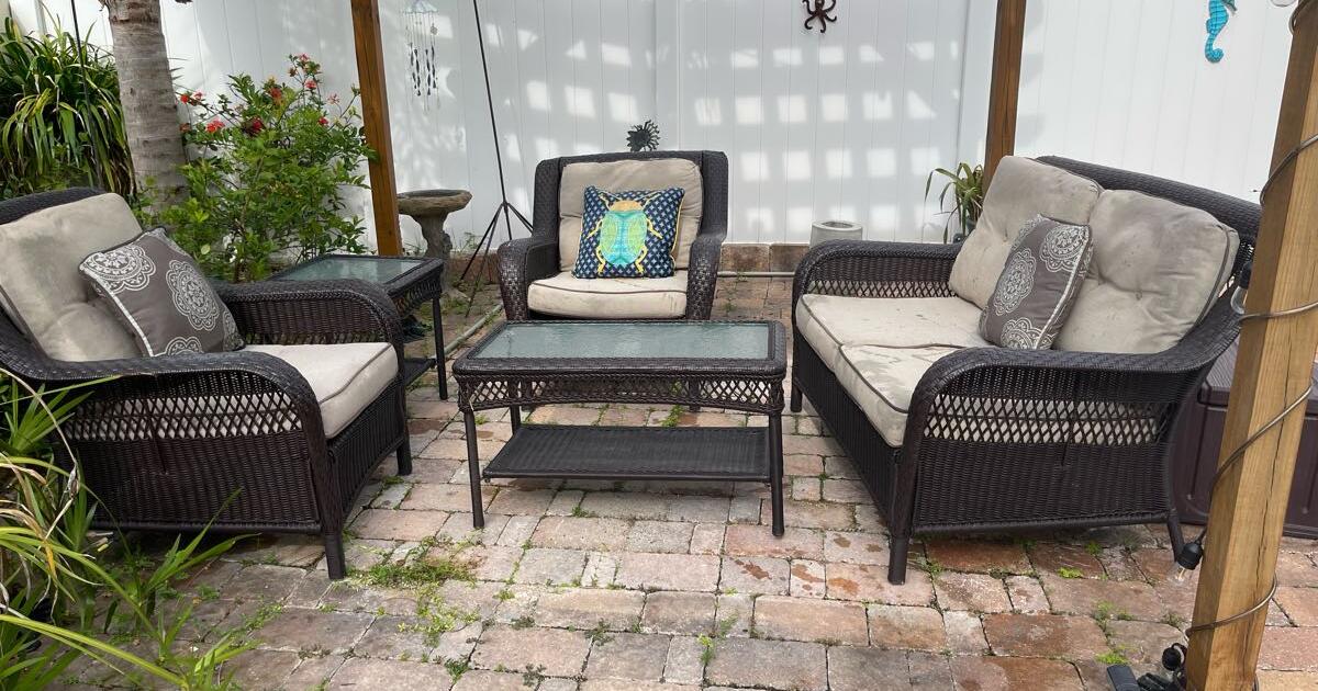 Outdoor furniture with cushions for Free in The Villages, FL Finds