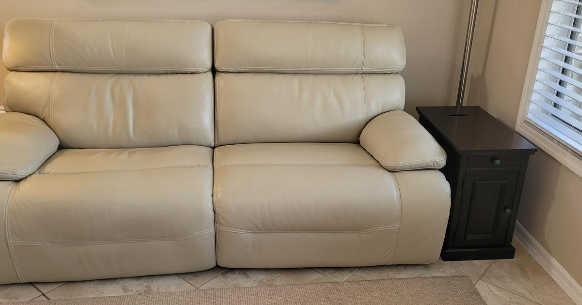 HAVERTYS DENVER SOFA RECLINER CAESAR IVORY 225001437 for 1200 in The