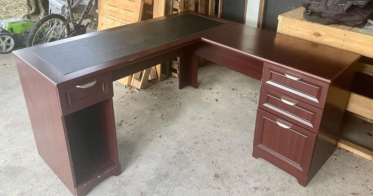 Corner desk for 50 in Baton Rouge, LA For Sale & Free — Nextdoor