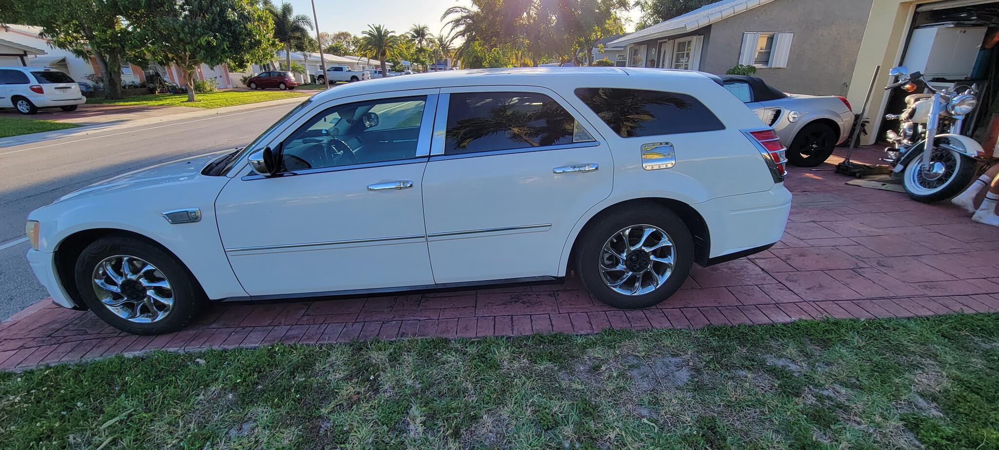 RARE "SIZE MATTERS" 2008 DODGE MAGNUM SXT WAGONSPENT OVER 4000. ADD