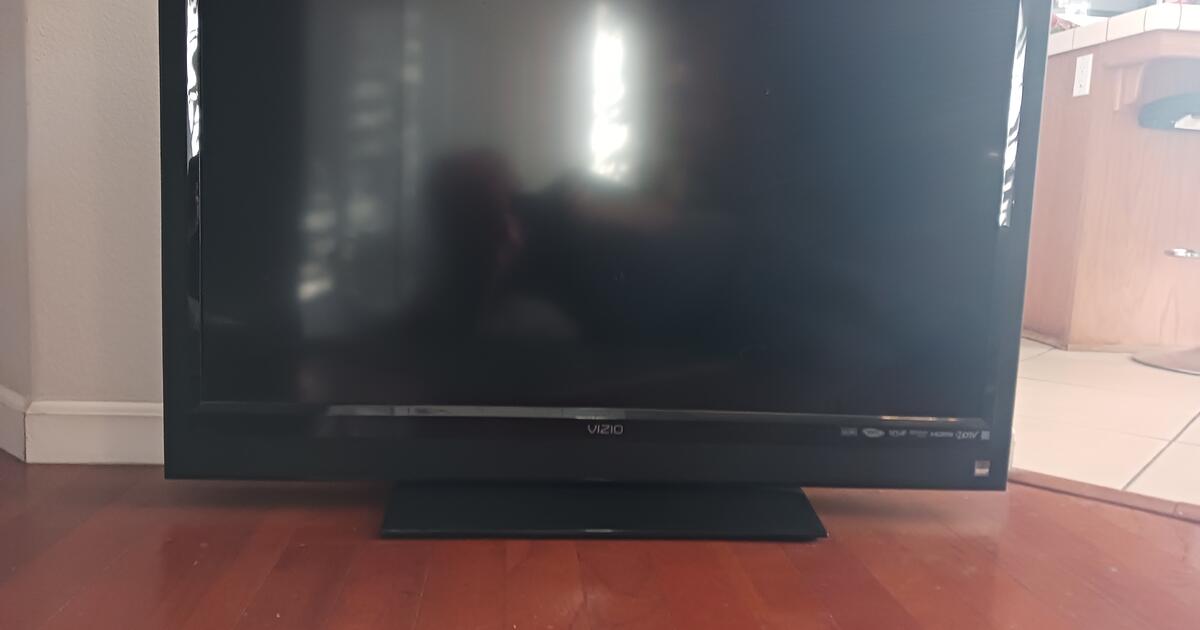 VIZIO 40" TV AND VCR/DVD COMBO PLAYER for 130 in Sacramento, CA For