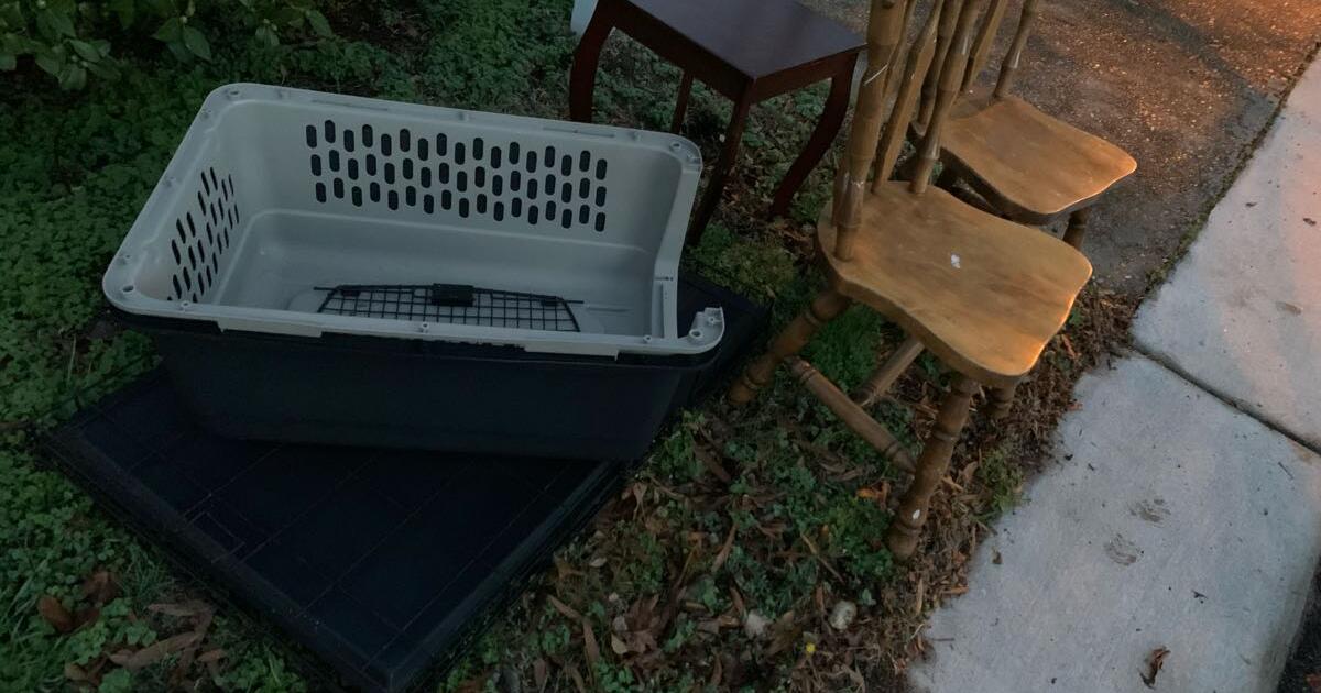 2 Dog Kennels Large/XLish Curb Alert for Free in Williamsburg, VA