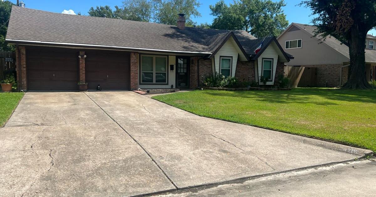 Huge 4 bedroom with two bonus rooms!!