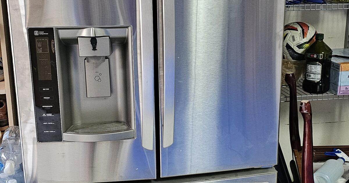 Free Lg Fridge. Not Working for Free in Alpharetta, GA For Sale