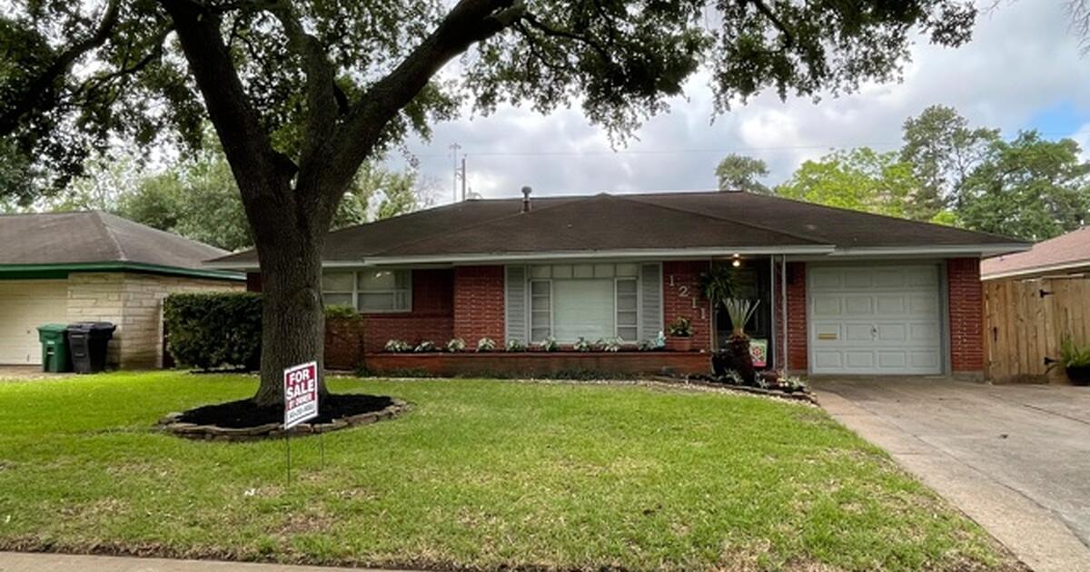 For Sale By Owner 1211 Stonecrest Dr. Houston, TX 77018 for 384900