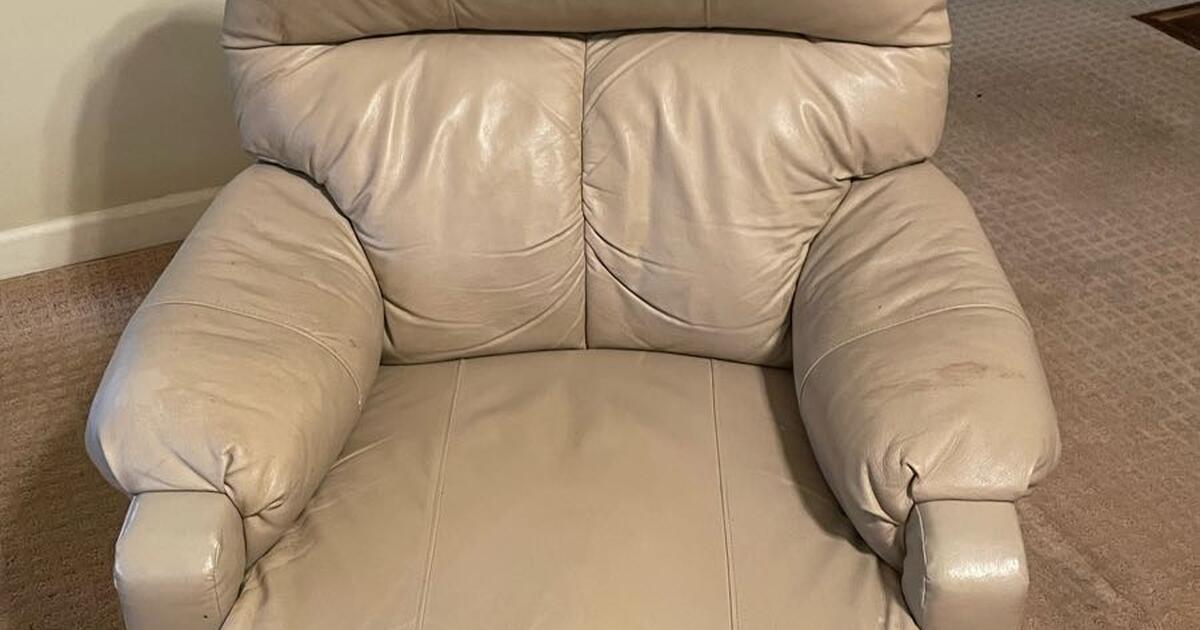 Leather recliner for 30 in Lexington, KY For Sale & Free — Nextdoor