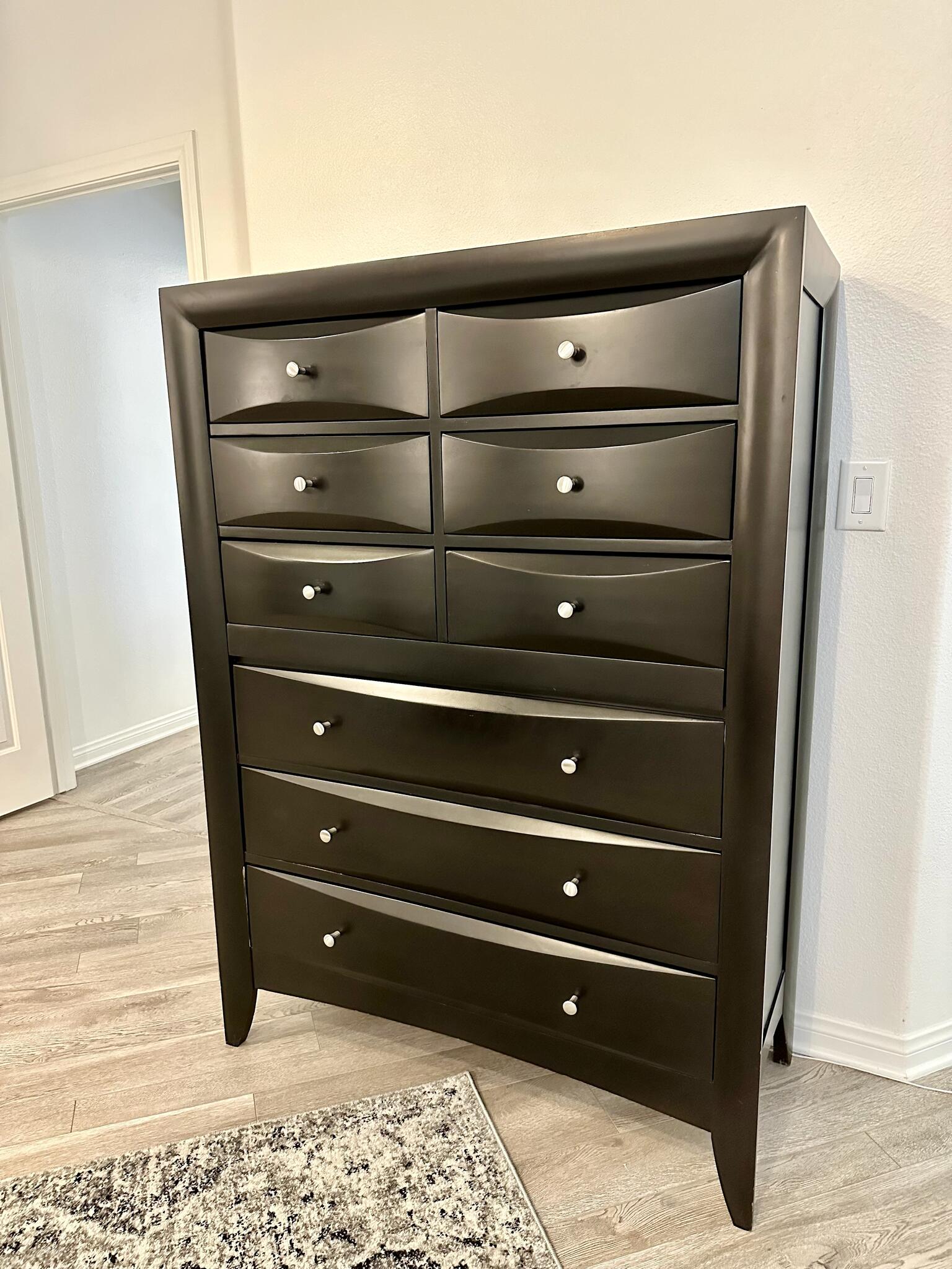 FREE 2 Dressers, 2 nightstands, and a Mirror for Free in Las Vegas