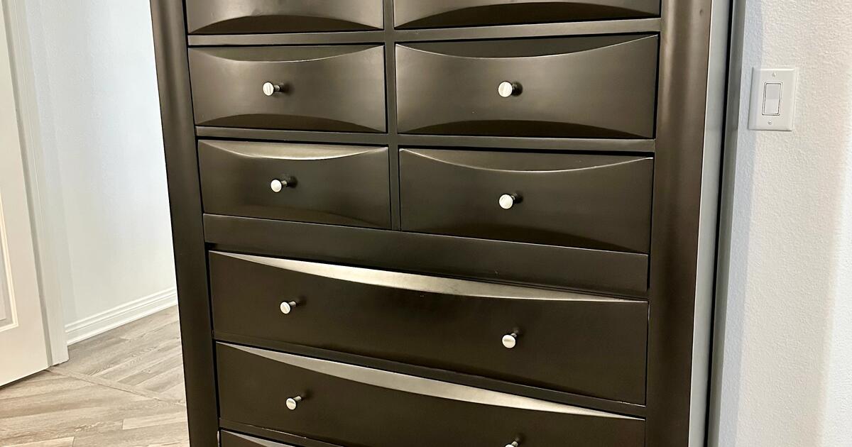 FREE 2 Dressers, 2 nightstands, and a Mirror for Free in Las Vegas