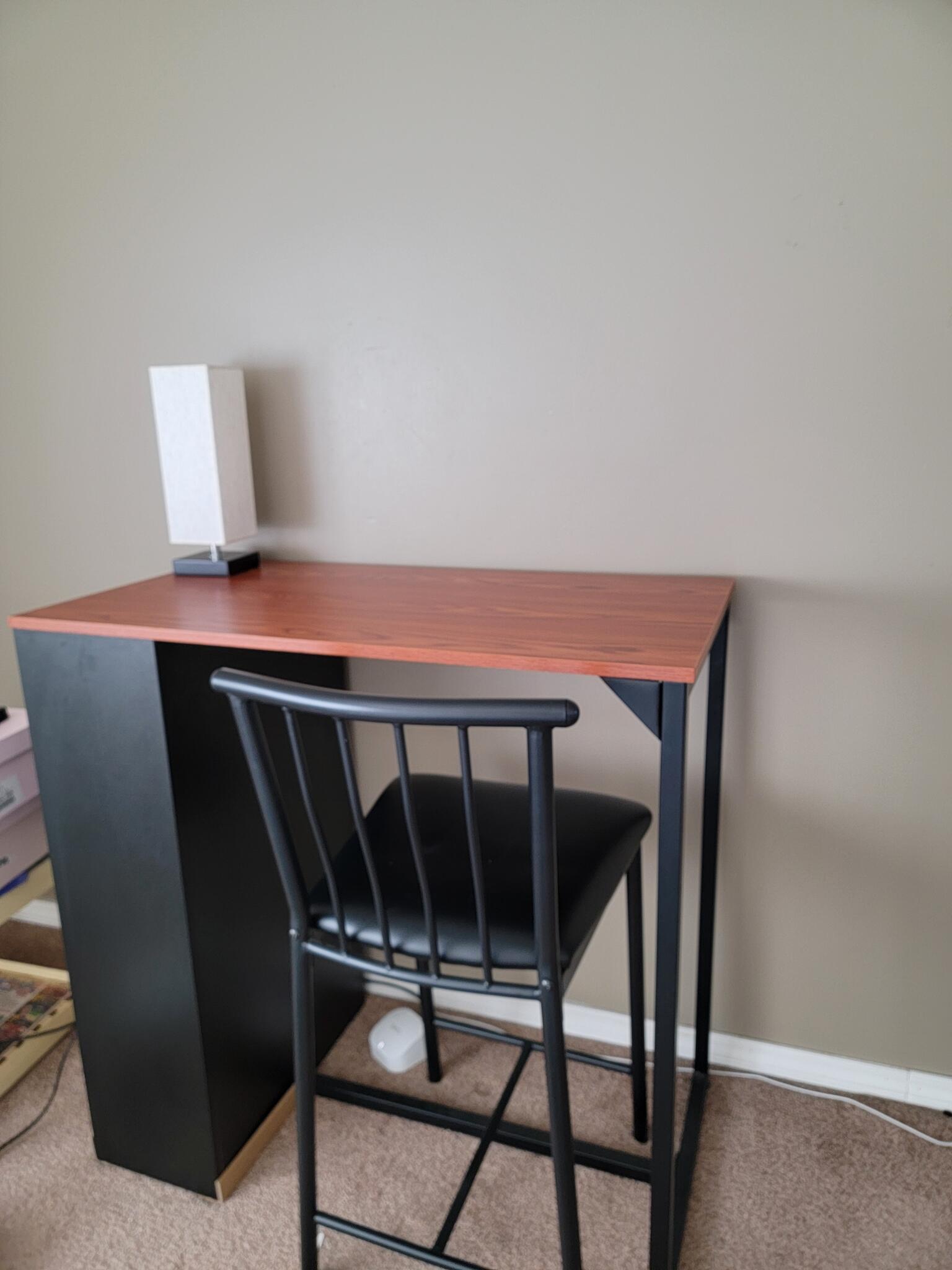 Free desk and chair..pickup today for Free in Lakeville, MN For Sale