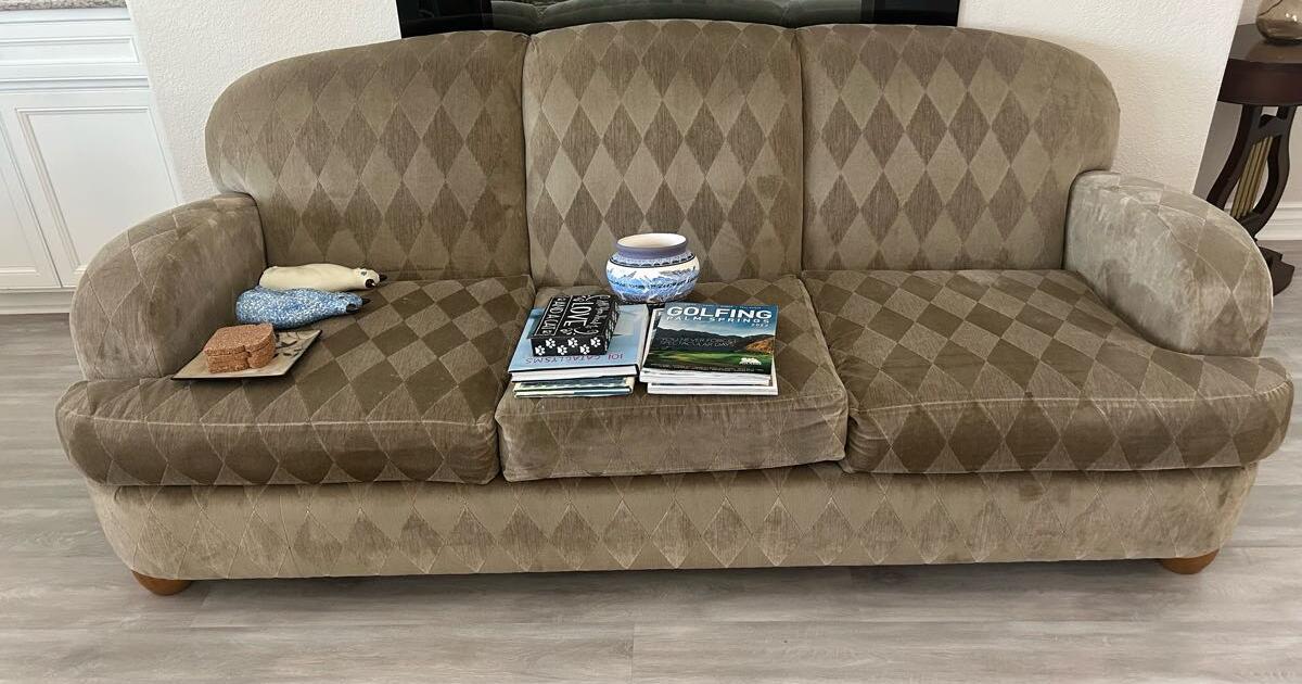Free couch for Free in Thousand Palms, CA For Sale & Free — Nextdoor