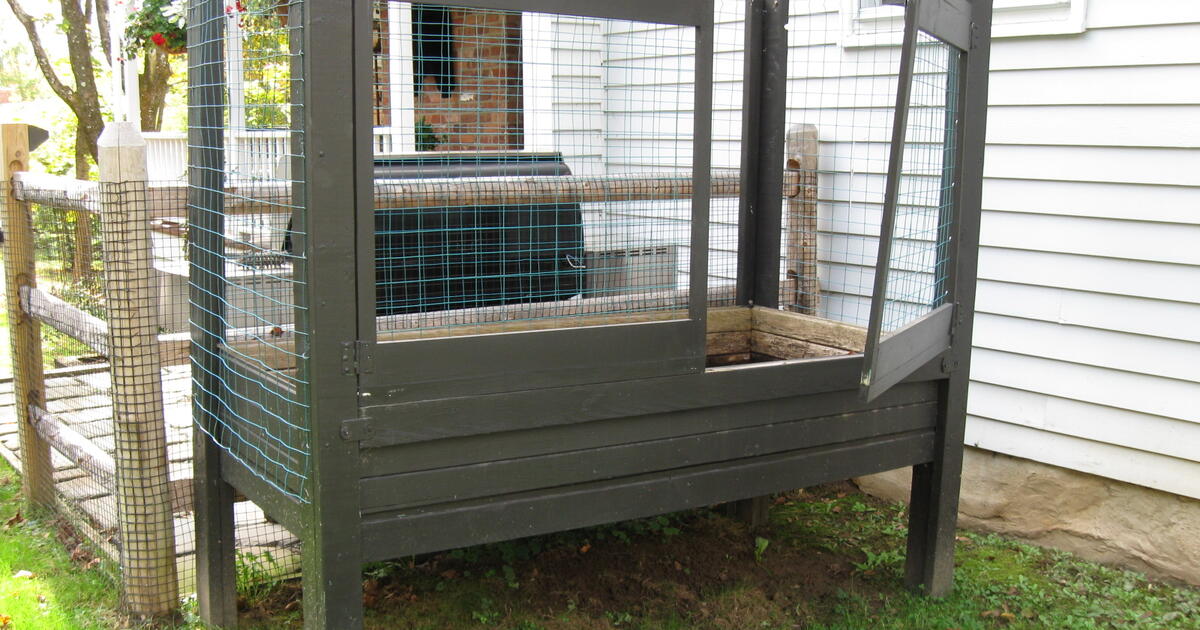 Free garden wooden cage or possible conversion to a rabbit hutch; men's, women's bikes in