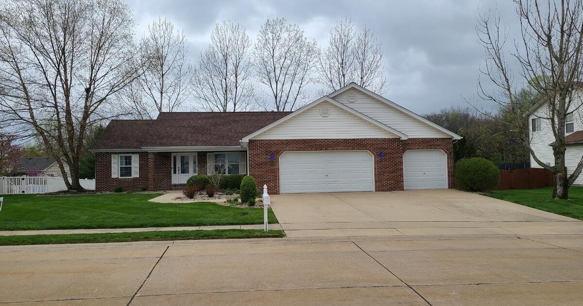 Home For Sale On Stonefield Drive for 320000 in Waterloo, IL Finds