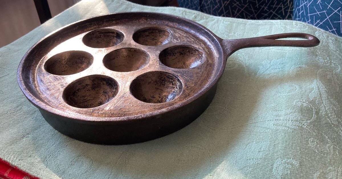 Vintage No 32D H Cast Iron Aebleskiver Danish Cake Pan. for 10 in Napa