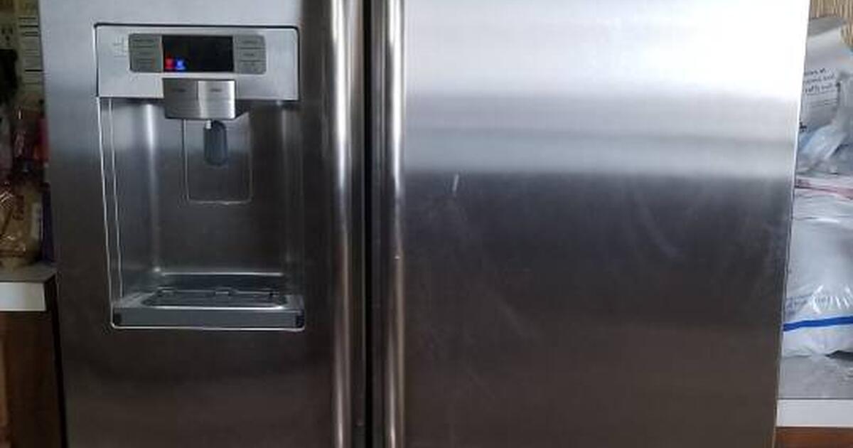 Samsung CounterDepth SidebySide Refrigerator RSG257AARS for 1050