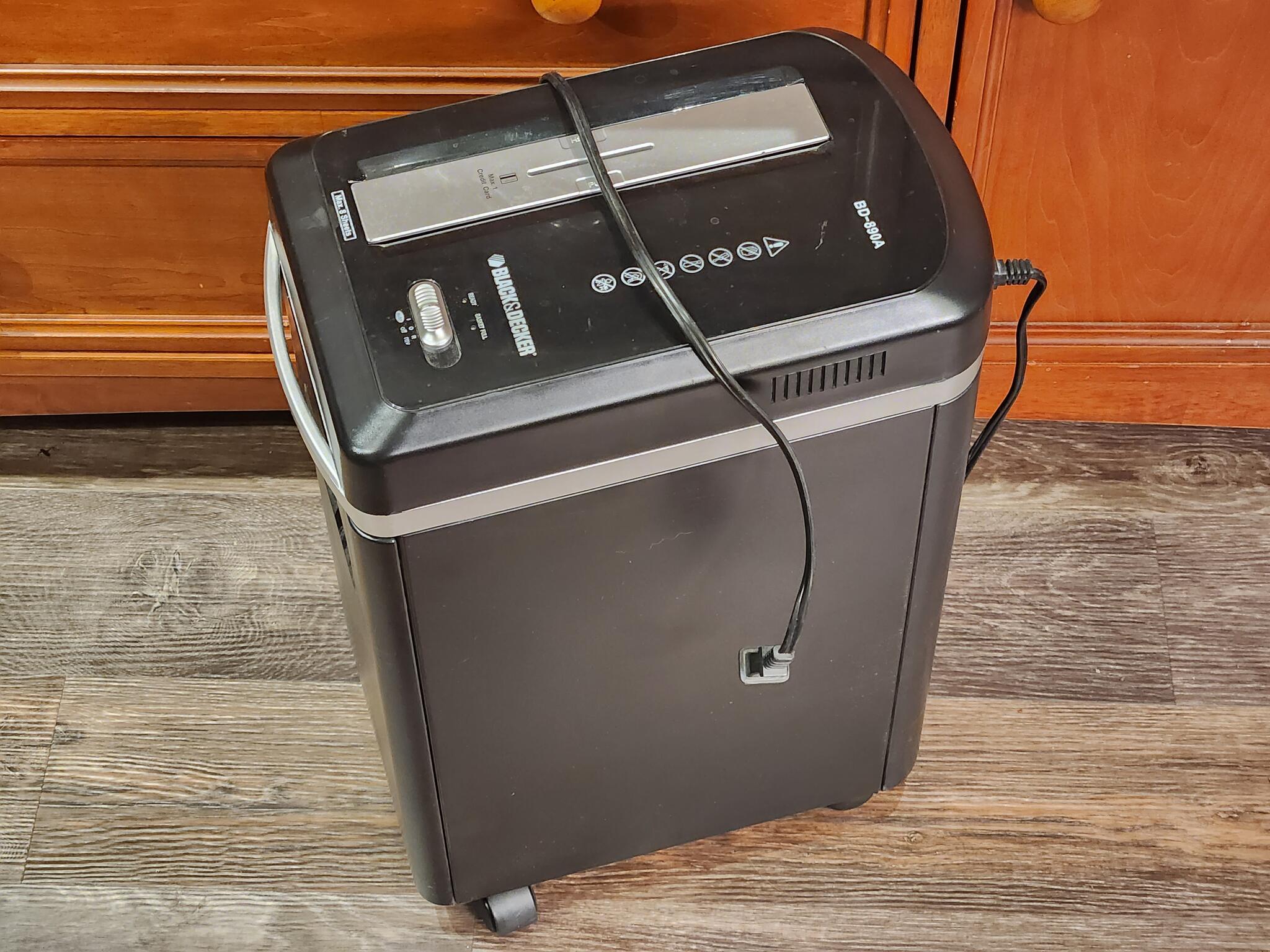 Black & Decker Confidential Paper Shredder BD-890A For $10 In Issaquah, WA