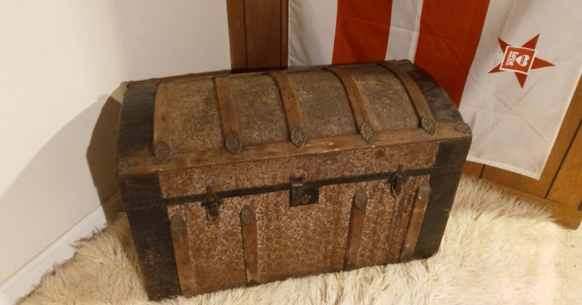 Antique trunk kaufmann strauss for 100 in lanham md for sale