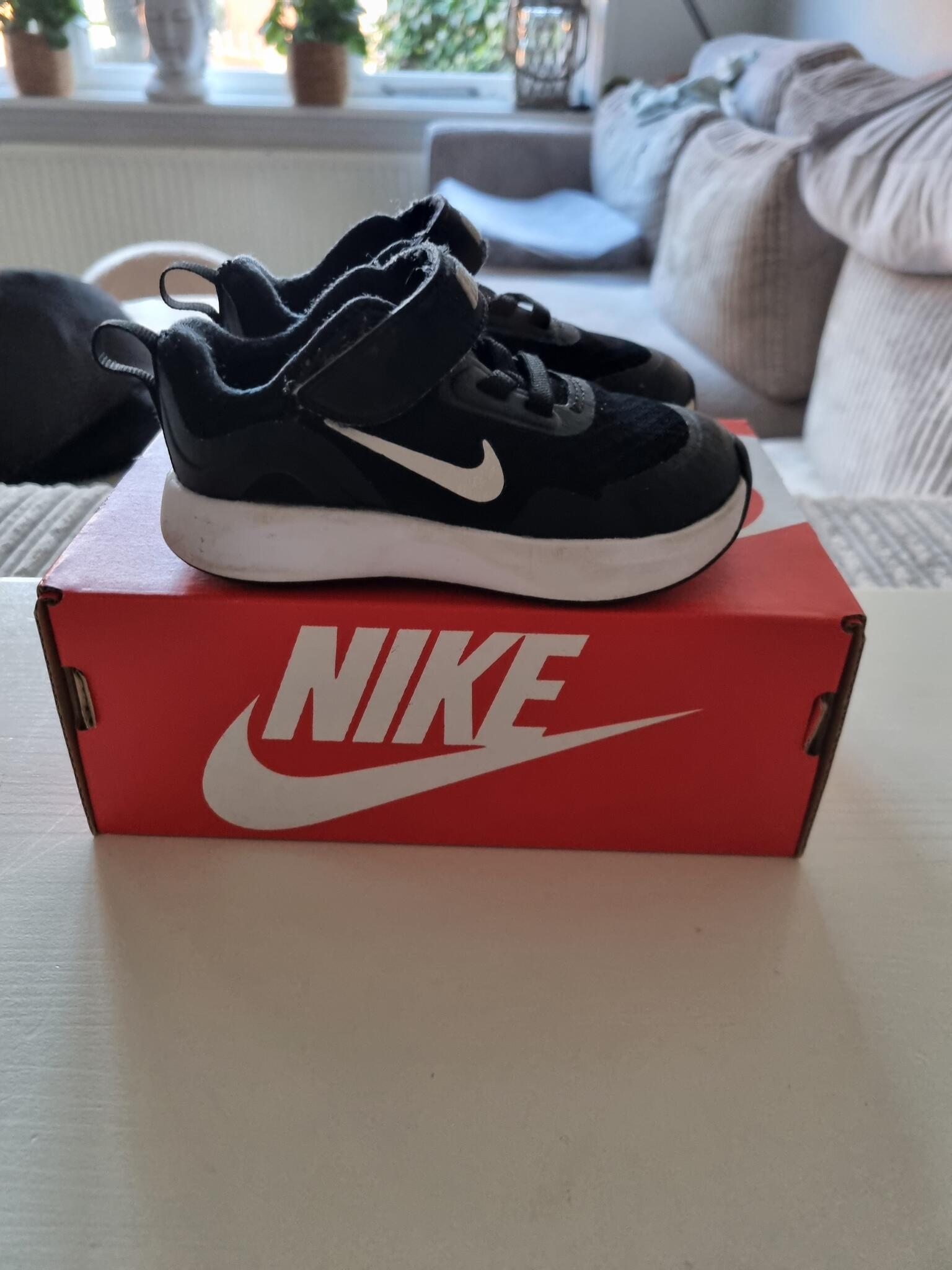 Zwart Witte Nike Maat 22 Voor 20 € In Hilversum, NH | Gratis/Te Koop —  Nextdoor