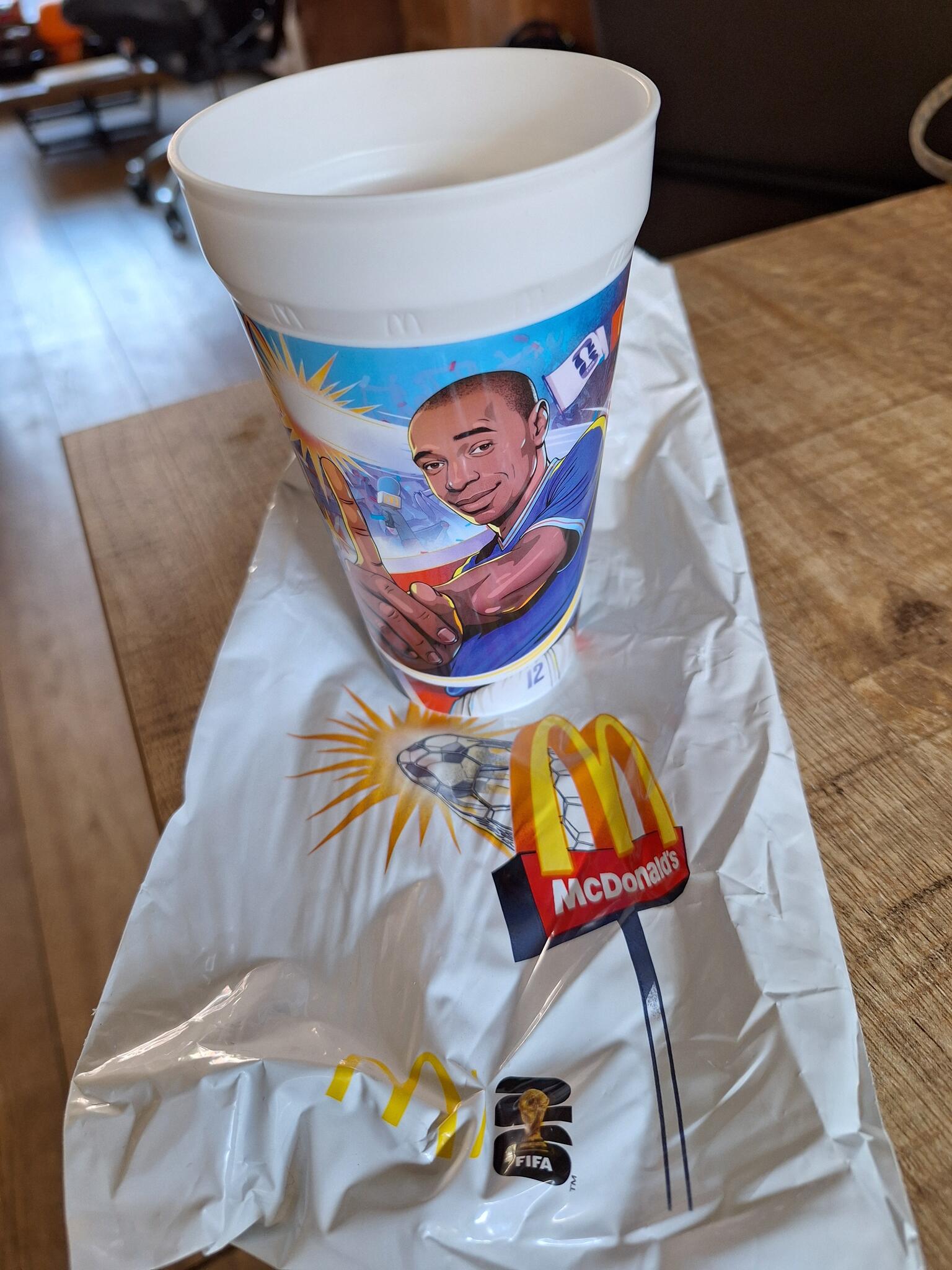 Wil er iemand deze ongebruikte wk beker van de macdonalds van Henry ruilen voor een ongebruikte van Ronaldinho in de buurt van het reeland, dordrecht ?