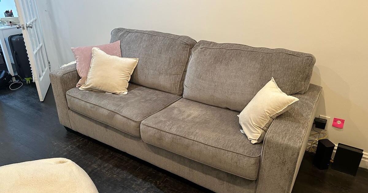 Raymour & Flanigan Couch for $250 in New York, NY | Finds — Nextdoor