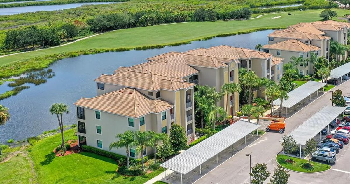 FOR SALETurnkey furnished golf deeded first floor end condo. for