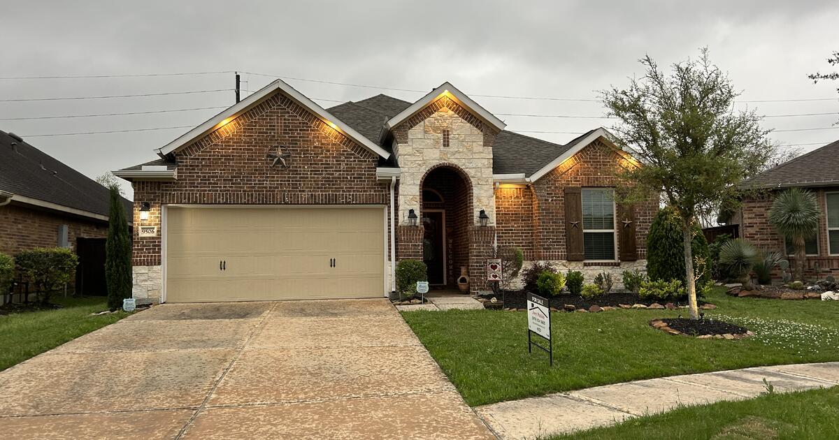 Home for sale, Meridiana Tx. for 251300 in Angleton, TX For Sale
