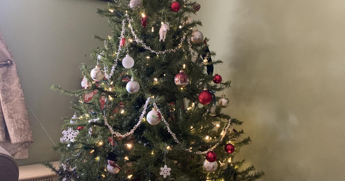 6 / 7' Fake Christmas Tree for 50 in Redmond, WA For Sale & Free