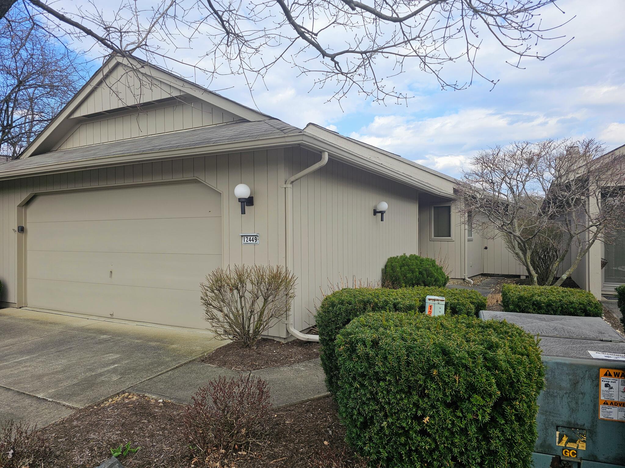 Strongsville Ranch cluster home! OLYPMIA 55+ Active community. for