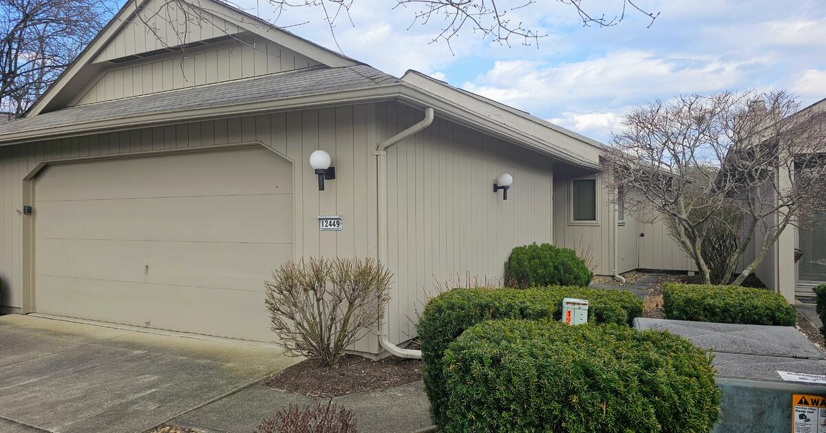 Strongsville Ranch cluster home! OLYPMIA 55+ Active community. for