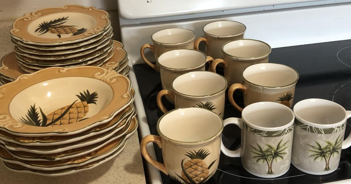 Crate and Barrel Dinnerware Set for 40 in Orlando, FL For Sale