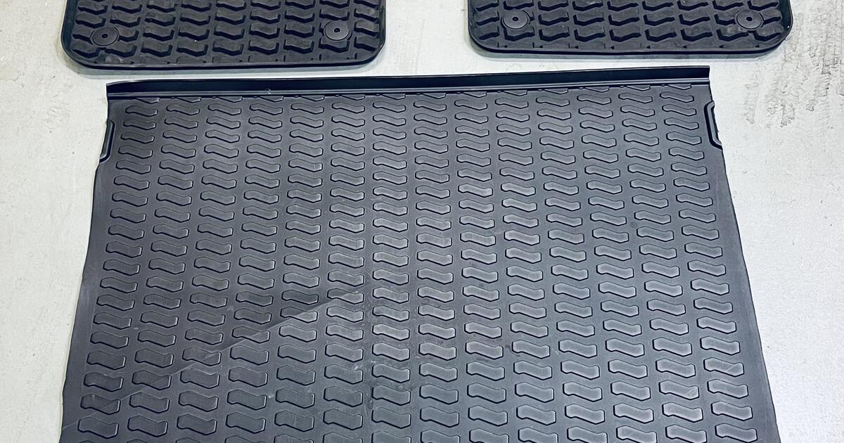 Audi Q7 Floor Mats & Trunk Liner, Black for Free in Los Angeles, CA