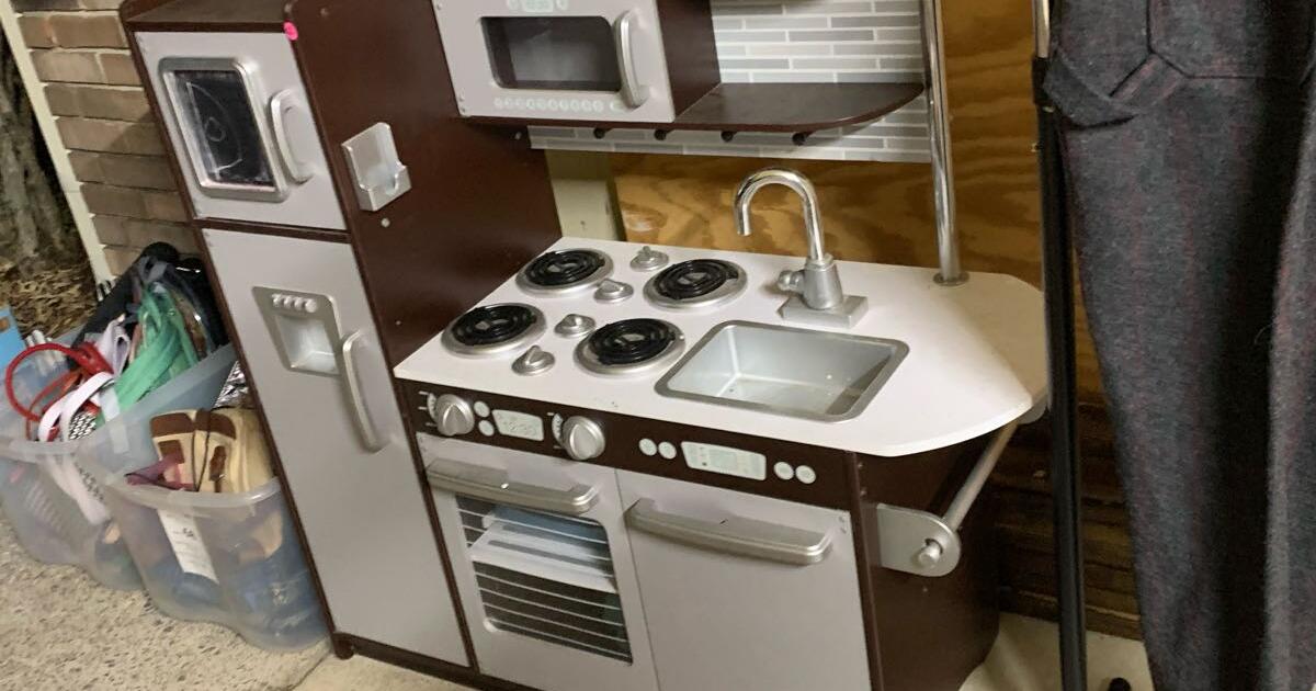 Yard sale in Stafford place behind Hyundai dealership in Tuscaloosa, AL