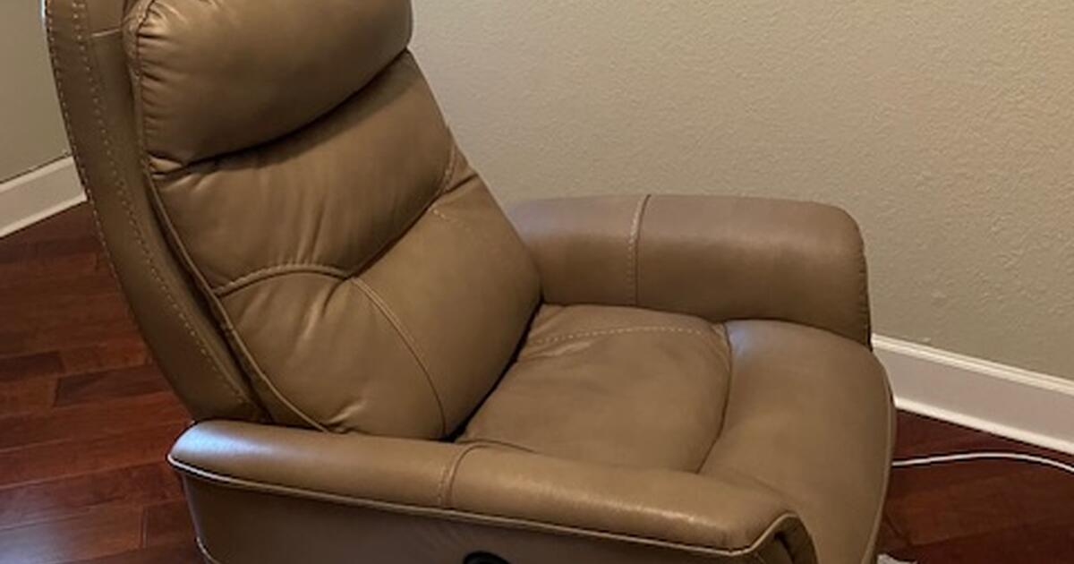 2 Modern Look Power Recliners 100 for 100 in North Venice, FL For