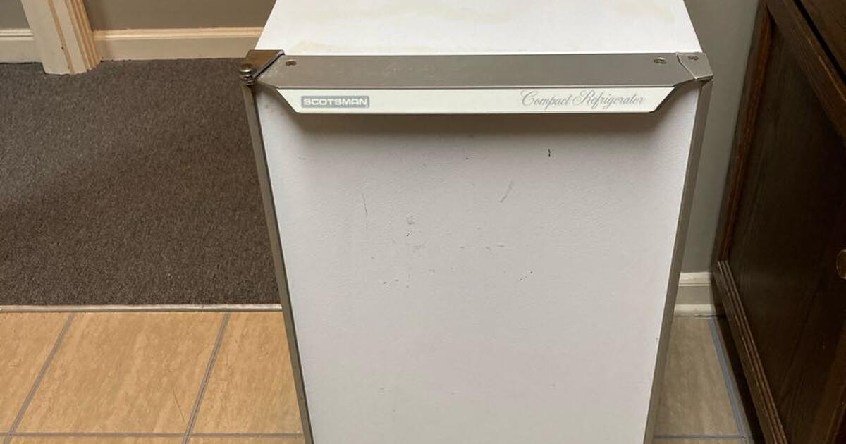 Mini refrigerator w freezer. Cools very well. for 50 in Memphis, TN