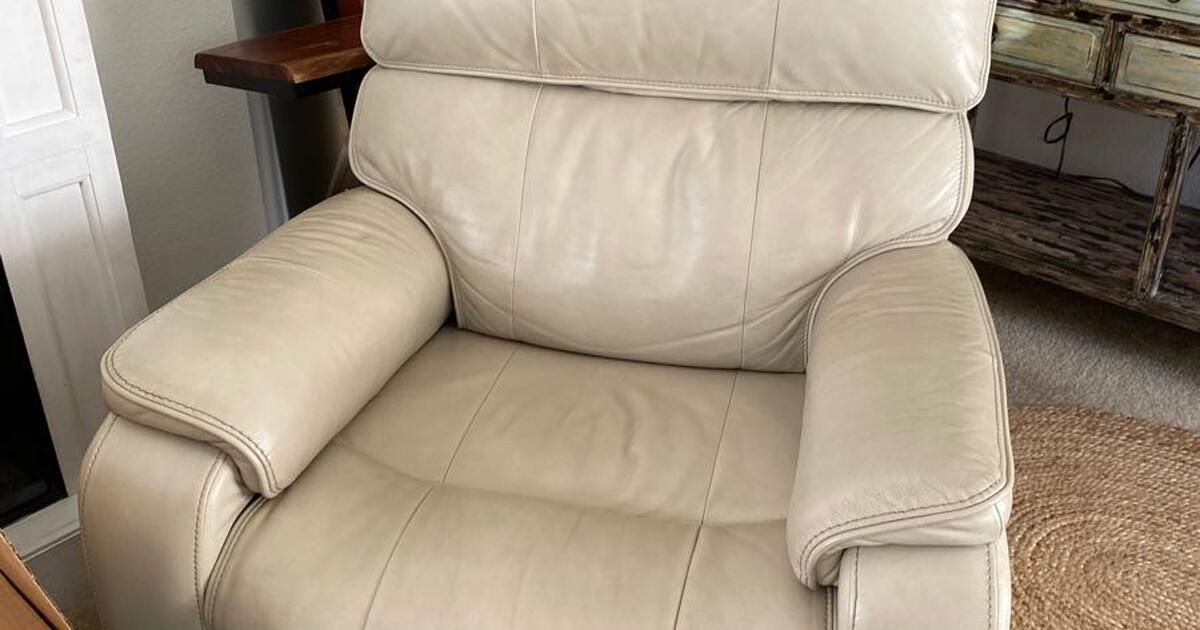 Cream leather electric recliner with usb plug for 40 in Carlsbad, CA
